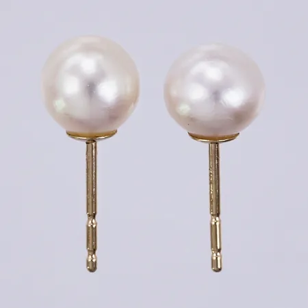 Ett par örhängen med odlade pärlor, Ø ca 6mm, stoppers saknas, 14K  Vikt: 0,8 g