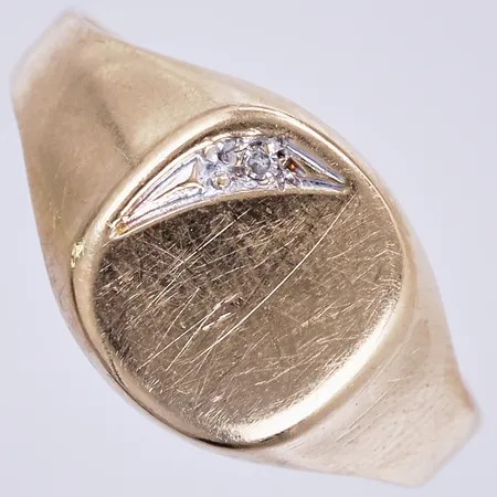 Klackring med diamant ca 1x0,001ct, åttkantslipad, stl: ca 17, bredd: ca 3-10mm, defekt, skev/bucklig/graverad, 18K  Vikt: 1,7 g