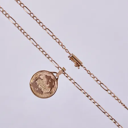 Kedja Figarolänk med hänge motiv fiskarna, längd kedja: ca 67cm, bredd: ca 3mm, längd hänge: 2,5cm, Ø ca 20mm, ostämplat, 14K  Vikt: 11,6 g