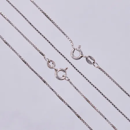 Två kedjor Venezia, längd: ca 38,5cm och 42,5cm, bredd: ca 1mm, trasiga, buckliga länkar/defekt ögla, 925/1000 silver  Vikt: 4,7 g
