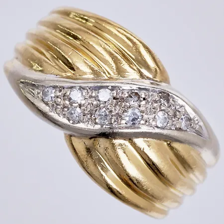Ring med diamanter ca 10x0,01ct åttkantslipade, stl: ca 15½, bredd: ca 2,5-10mm, skev/missfrägad skena, vitguld/gultguld, 18K  Vikt: 4,7 g
