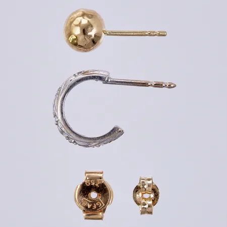Två udda örhängen, 2 stoppers, buckligt/defekt, vitguld/gultguld, 18K  Vikt: 1,3 g