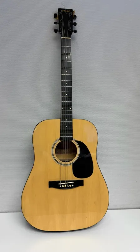Gitarr Stagg, modell SW203N,  handmade western guitar, serienr:0504Z82, bruksskick, mindre ytliga defekter Skickas med postpaket.