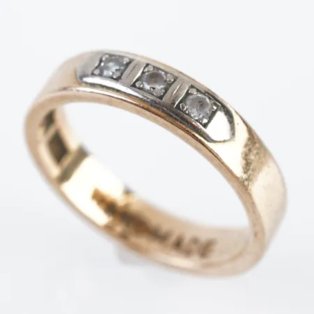 Ring m 3 stenar, stl 19(59), bredd 4,5mm, 18k, gravyr Vikt: 6,7 g