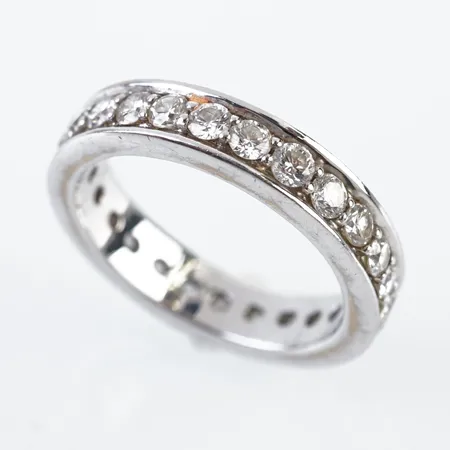 Ring m diamanter helallians, 25st x ca 0,05ct /styck, vitguld, stl 16½(51), bredd 4mm, 18k, fint skick Vikt: 5,2 g