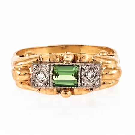 Ring i Art-deco stil i 18K guld, med 2 x c:a 0,02ct åttkantslipade diamanter och en baguetteslipad grön sten, troligen turmalin. Den är 2,5 - 8 mm bred, är i storlek 18 och väger 3,9g. Stämplad G9 (1957), Kattfot.