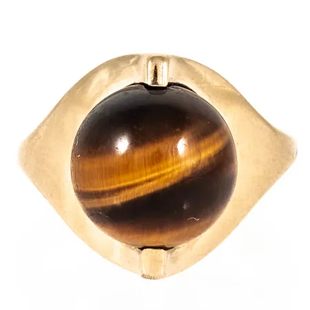 Ring i 14K guld med kulformad sten Tigeröga. De är 5 - 15 mm bred, är i storlek 15¼ och väger 5,7g inklusive sten. Stämplad 585 (14K). 