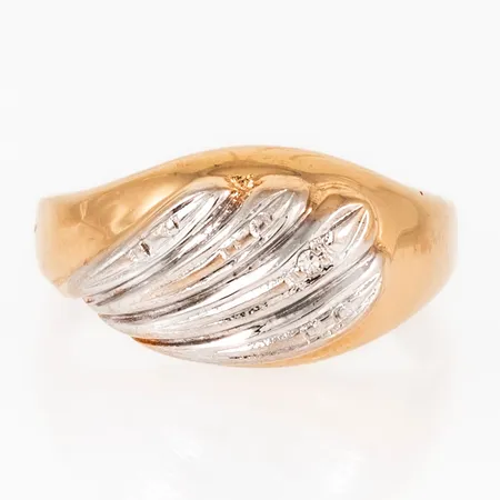 Ring i 18K guld med 1 x 0,007ct åttkantslipad diamant fattad i vitguldsdekor. Den är 2,3 - 9,7 mm bred, är i storlek 16 och väger 4,0g. Stämplad 18K & Svensk importstämpel. 