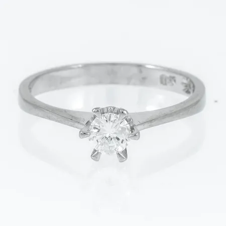 Stjärnring Galaxia i 18K vitguld med en 0,28ct briljantslipad diamant (Tw-Luppren/vvs). Den är 2,3 - 5,5 mm bred, är i storlek 17¼ och väger 2,3g. Stämplad HS (Hans Strömdahl AB, Stockholm), 18K, Kattfot & Stjärnringen stjärna. Stenstorleken ingraverad. Nypris idag c:a 32.350 kr.