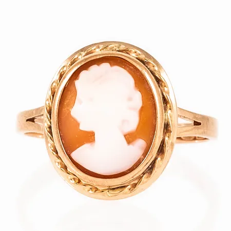 Ring i 14K guld med camé. Den är 2 - 15 mm bred, är i storlek 17½ och väger 3,1g inklusive camé. Finska stämplar. HR, 585 (14K), U7. Camé sitter löst.
