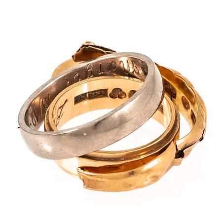 Diverse defekt/graverat guld i 18K. Vikt: 10,2g.
