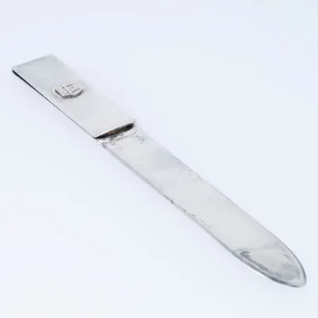 Brevkniv i silver (925/1000). Den är 18 mm bred, 158 mm lång och väger 46,0g. Stämplad BORGILA (Atelier Borgila AB, Stockholm), K10 (1984), Silverstämpel 925 & Kattfot.