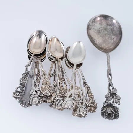 Diverse silver: 16st Kaffe/Mockaskedar av olika modeller, dekor av blommor. Silver (830/1000), längd 90 - 110 mm. 1st Serveringssked med rosmotiv. Silver (830/1000), längd 170 mm. Vikt: 189,8g.