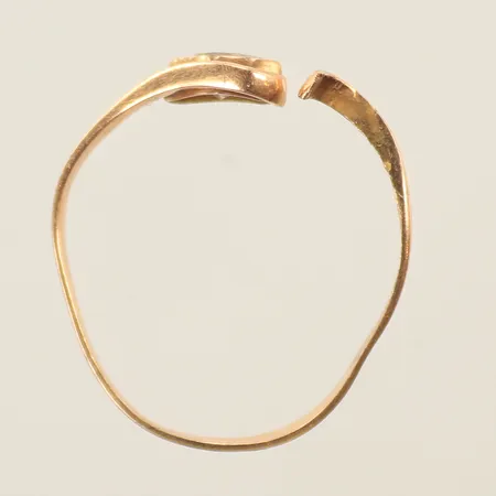 Ring med vit sten, defekt, 18K, bruttovikt 1,3g Vikt: 1,3 g