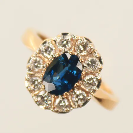 Ring med blå safir, och diamanter totalt 0,50ct enligt gravyr, stl 15¾, bredd 2-12mm, 18K Vikt: 4,2 g