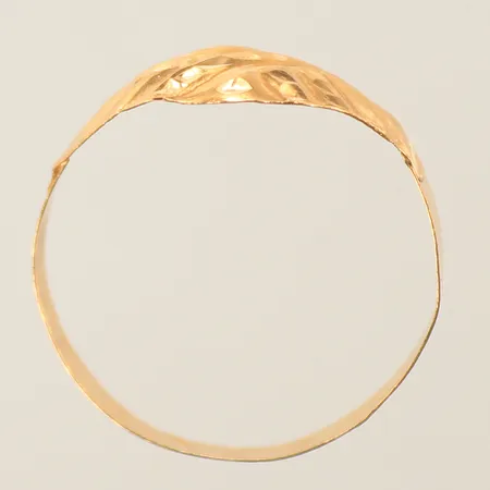 Ring, stl 19¾, bredd 3-9mm, skev skena, 21K, 0,7g Vikt: 0 g