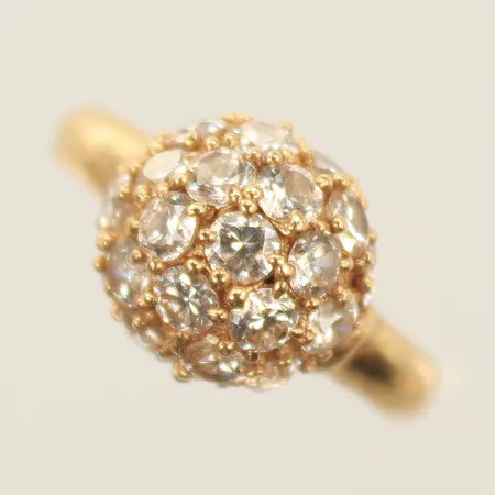 Ring med vita stenar, stl 17¼, bredd 2-27mm, 18K, ojämn skena, 18K, 3,2g Vikt: 3,2 g