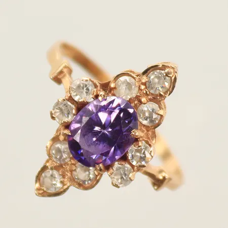 Ring med lila och vita stenar, stl 18½, bredd 2-20mm (skev skena) 14K, 2,6g Vikt: 2,6 g
