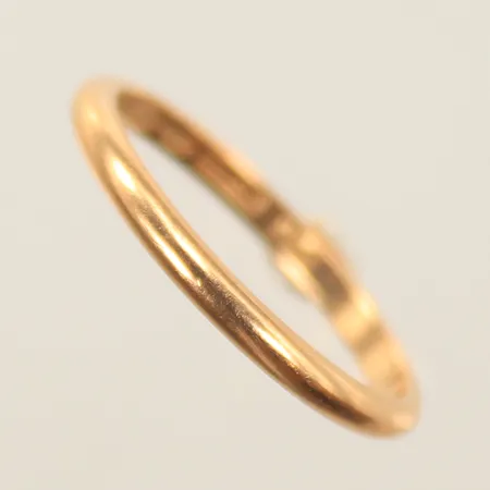 Ring, stl ca 18½, bredd 2mm (repig, sliten, gravyr)  18K, 3g Vikt: 3 g