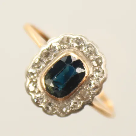 Ring med vita stenar, samt blå sten, stl, ca 18, bredd 1-12mm (defekt ojämn, ovandel i Silver) 18K, 2,1g 