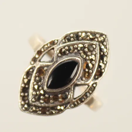 Ring med markasiter och svart sten, stl, ca 18¾, bredd 2-20mm, 925/1000-Silver, 5,1g 