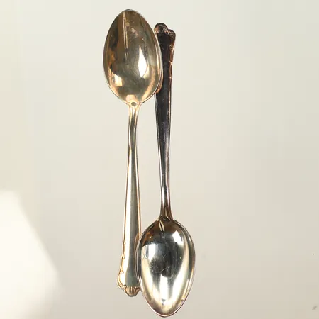 Två skedar, 12cm, silver, 830/1000   Vikt: 27,7 g