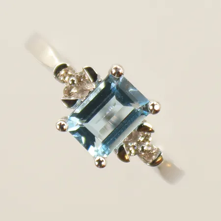 Ring med blå sten, stl 16½, bredd 1-5mm, vitguld,18K  Vikt: 4 g