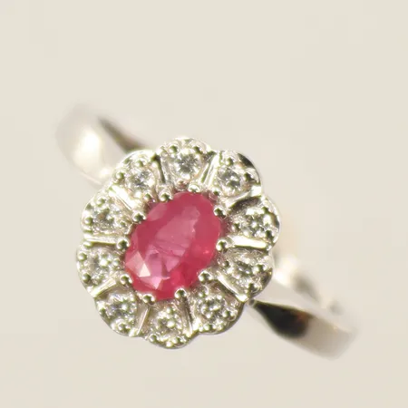 Carmoséring vitguld med rubin och 10 diamanter 0,20ct enligt gravyr, stl ca 16¾, 3,4g, 18K 
