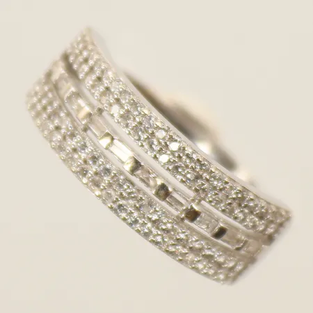 Ring med vita stenar, stl 18¼, bredd 2-6mm, vitguld, 14K  Vikt: 3 g