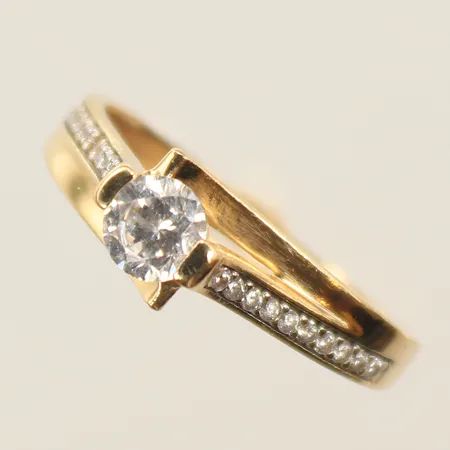 Ring med vita stenar, stl 17½, bredd 1-5mm, 14K Vikt: 2 g