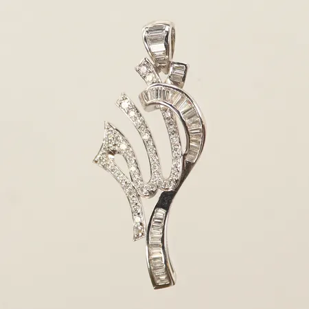 Hänge, med ca 30 baguetteslipade diamanter, samt ca 40 x 0,01ct briljantslipade diamanter, 40x25mm, 18K    Vikt: 5,3 g