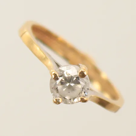 Ring med vit sten, stl 14¾, sliten, 18K Vikt: 1,8 g