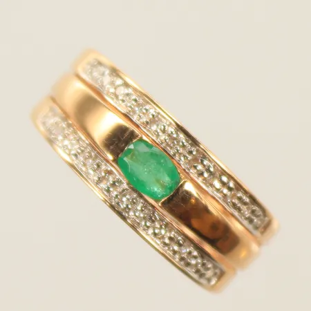 Ring med diamanter totalt ca 0,15ct, samt grön sten, stl 16½, bredd 3-6mm, 18K  Vikt: 3,3 g