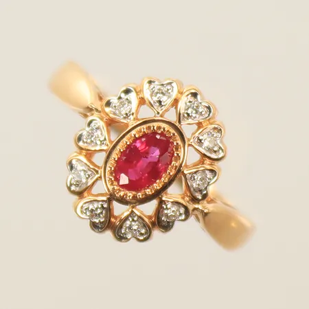 Ring med diamanter, totalt ca 10x 0,01ct, samt röd sten, stl ca 16, bredd 1-11mm, 18K  Vikt: 3,4 g
