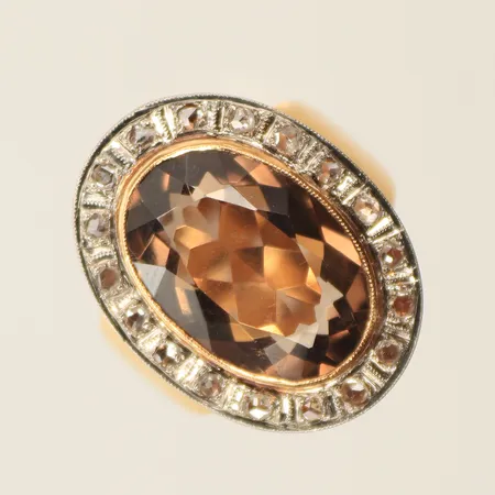 Ring med grå /brun sten, samt diamanter/rosenstenar, ca 20 x 0,03ct, stl 18, bredd 3-14mm, 18K, bruttovikt 12g 