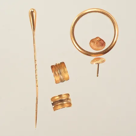 Slipsnål, örhängen, ring, gravyr, defekt, 18K Vikt: 9,1 g