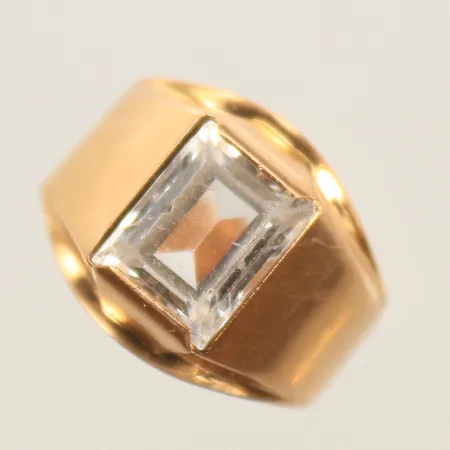 Ring med vit sten, stl 17¼, bredd 3-11mm, 18K, bruttovikt 3,1g 