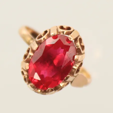 Ring med röd sten, stl 18, bredd 2-15mm, 14K, bruttovikt 3,7g Vikt: 3,7 g