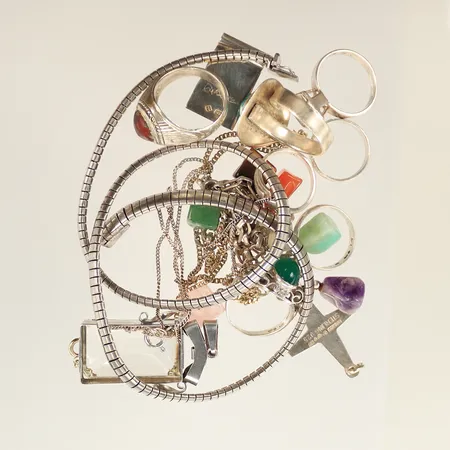 kedjor, ringar, hängen, silver 830/925/1000, bruttovikt 106,7g Vikt: 106 g