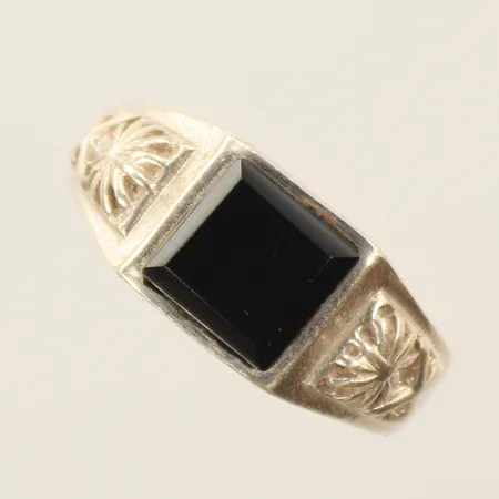 Ring med svart sten, stl 18¾, bredd 3-9mm, 925/1000-delar 6,2g Vikt: 6,2 g