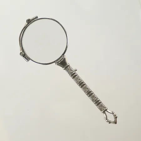Lorgnette i vitmetall, ca 12cm bredd 4,5cm, repigt glas. 
