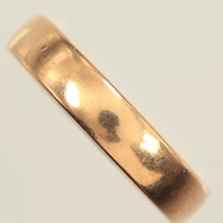 Ring slät, stl 21¾, bredd 5mm, Schalin, gravyr, 9K  Vikt: 5,1 g