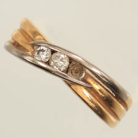 Ring med diamanter 2x ca 0,05-0,07ct, stl 16¾, bredd 2-5mm, en diamant saknas, gravyr, GHA, tvåfärgad, 18K  Vikt: 3,4 g