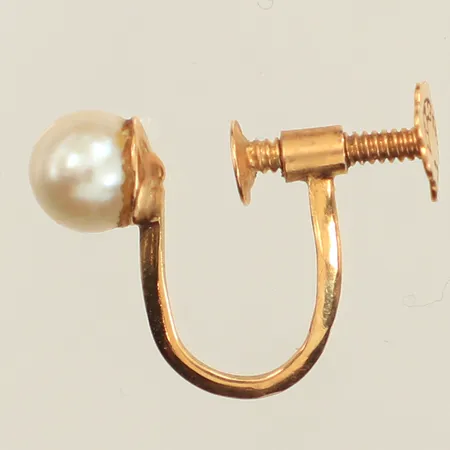 Udda örhänge med odlad pärla, Ø5,2mm, skruvmodell, 18K  Vikt: 0,9 g