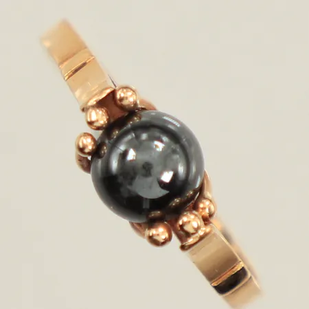 Ring med hematitkula, stl 17½, bredd ca 6mm, slitage på kulan, 18K Vikt: 2,1 g