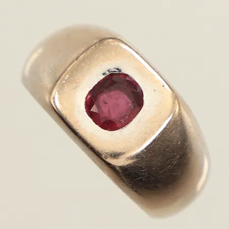 Ring med rubin, vitguld, stl 20, bredd ca 12,4mm, behov av rodiering, gravyr, 18K Vikt: 22,9 g