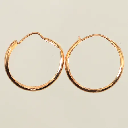 Ett par örhängen creoler, ca Ø14,5mm, bredd 2,5mm, skeva, buckliga, 18K  Vikt: 0,6 g
