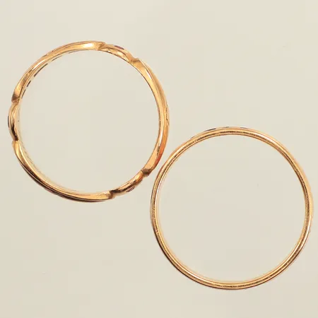 Två ringar, graverade, 18K  Vikt: 13,4 g