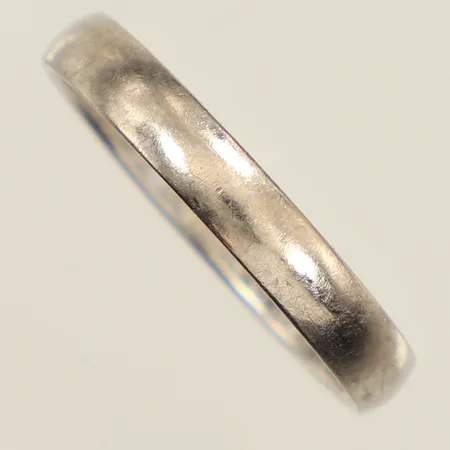 Ring slät, stl 19¾, bredd 3,5mm, Schalin, vitguld, gravyr, repig, 18K  Vikt: 3,2 g