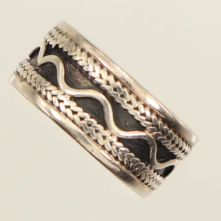 Ring, stl 16¾, bredd 8,5mm, 925/1000 silver  Vikt: 4 g